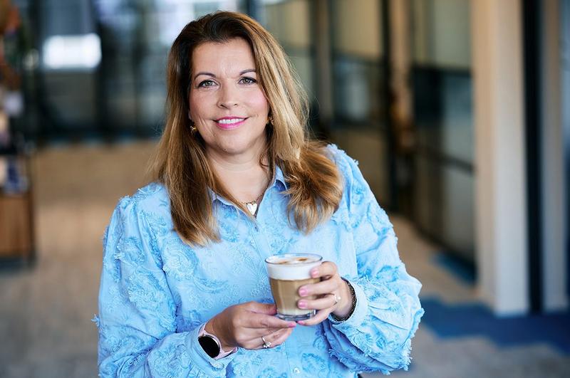 Collega met een kop koffie