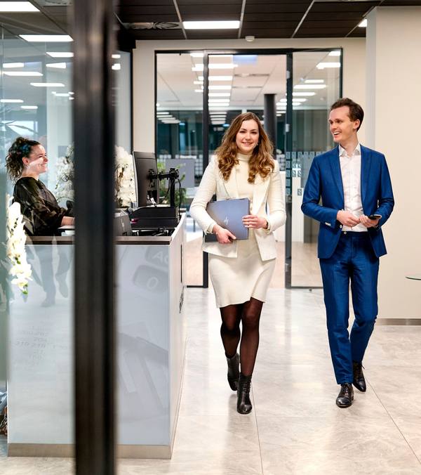 Collega's bij de receptie