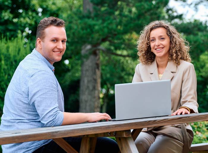Collega's werken buiten