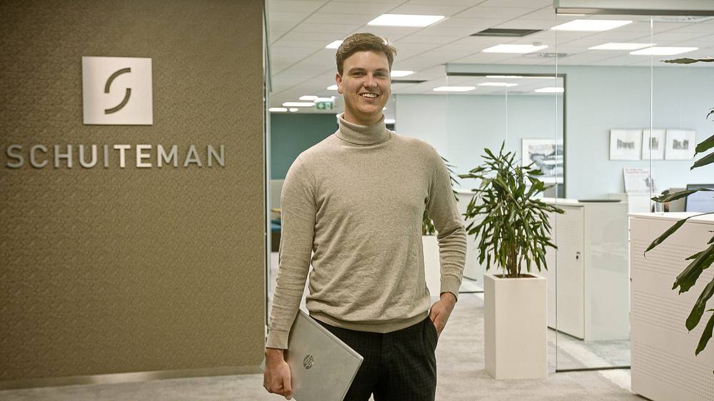 Ruben Hollemans op kantoor bij Schuiteman